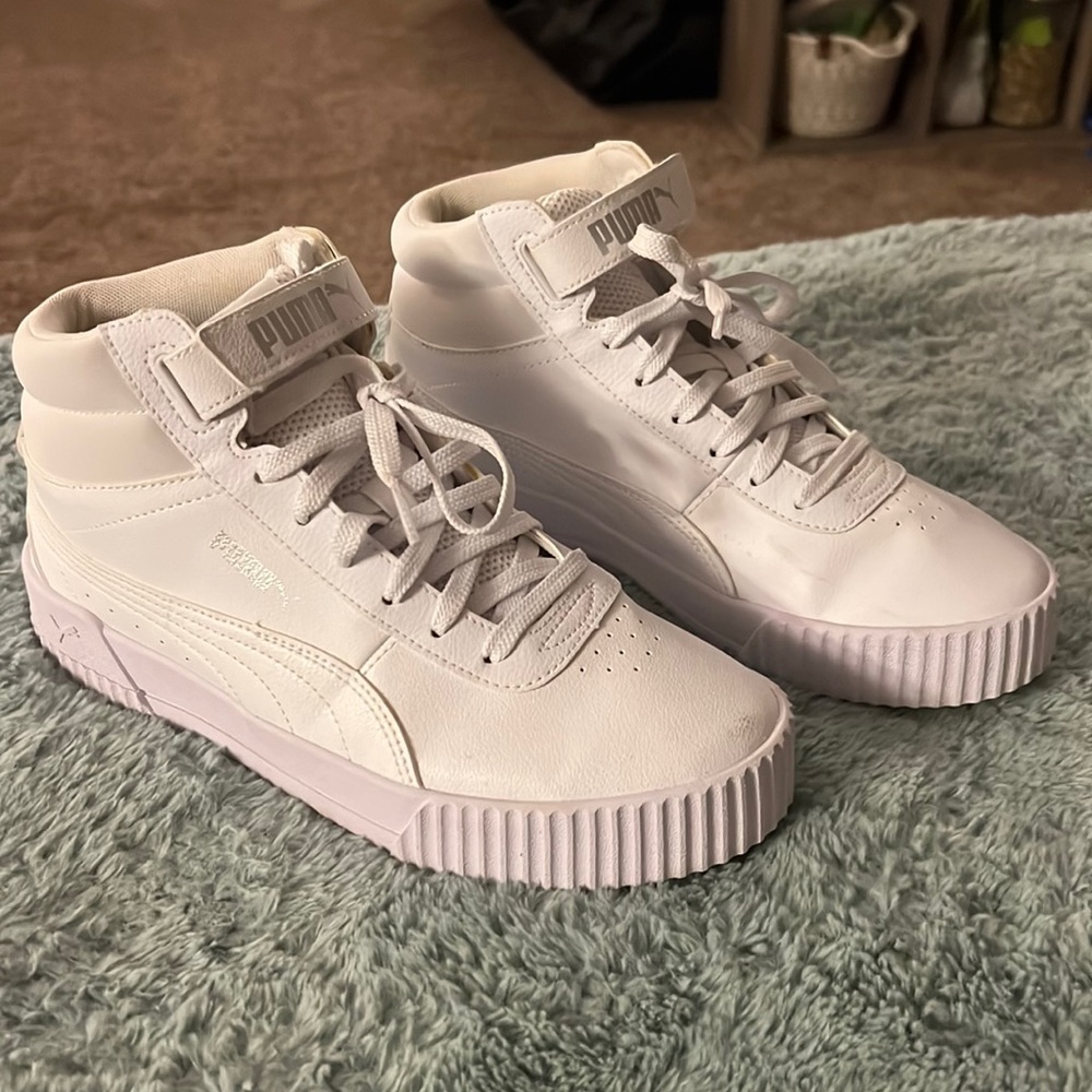 Kids 6- Womens 8 / White high top Puma shoes. Only worn a few times.